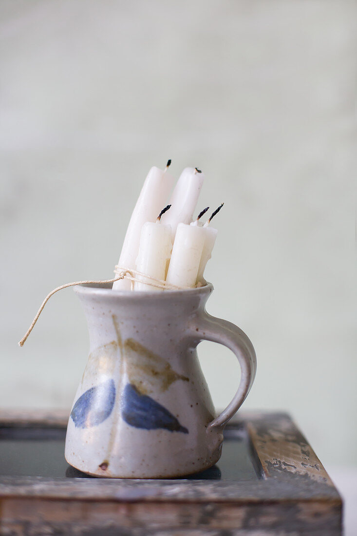 Keramikkrug mit Kerzen