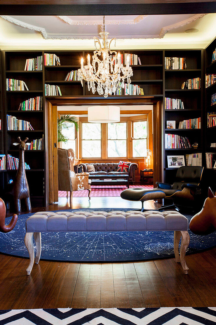 Elegante Bibliothek mit Klassikermöbeln