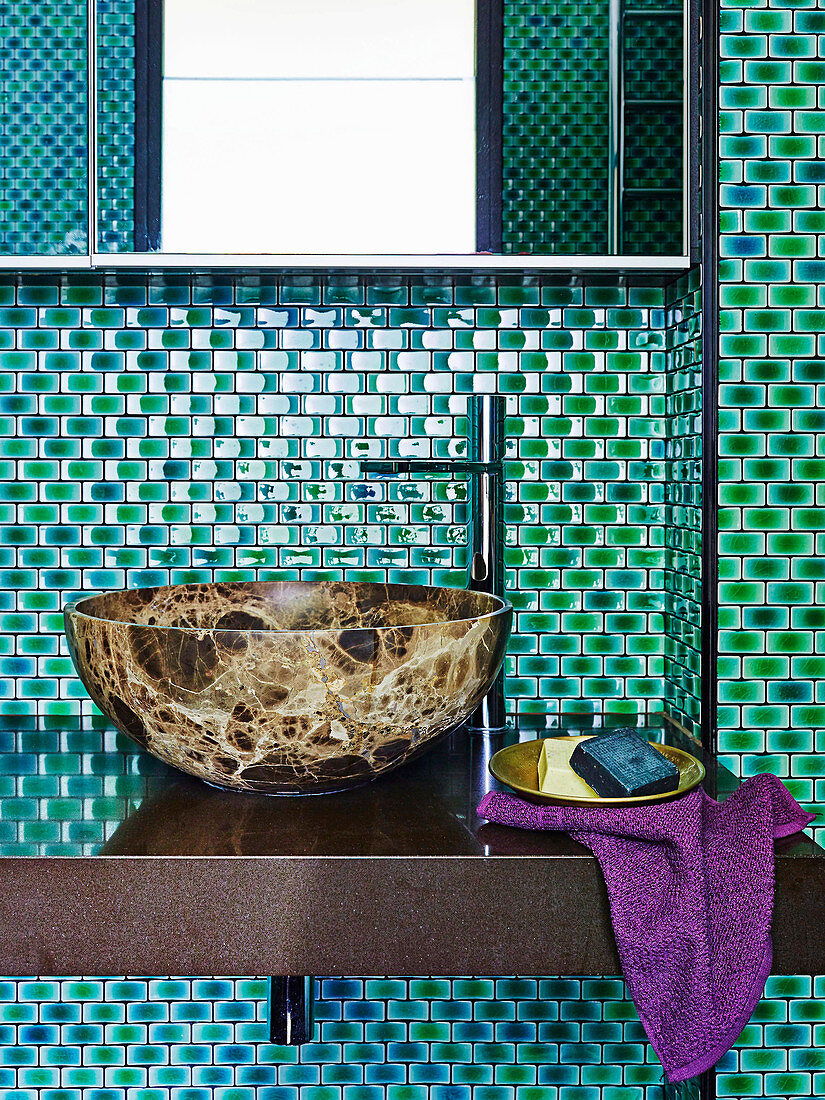 Waschschüssel auf im Bad mit Mosaikfliesen in Grüntönen