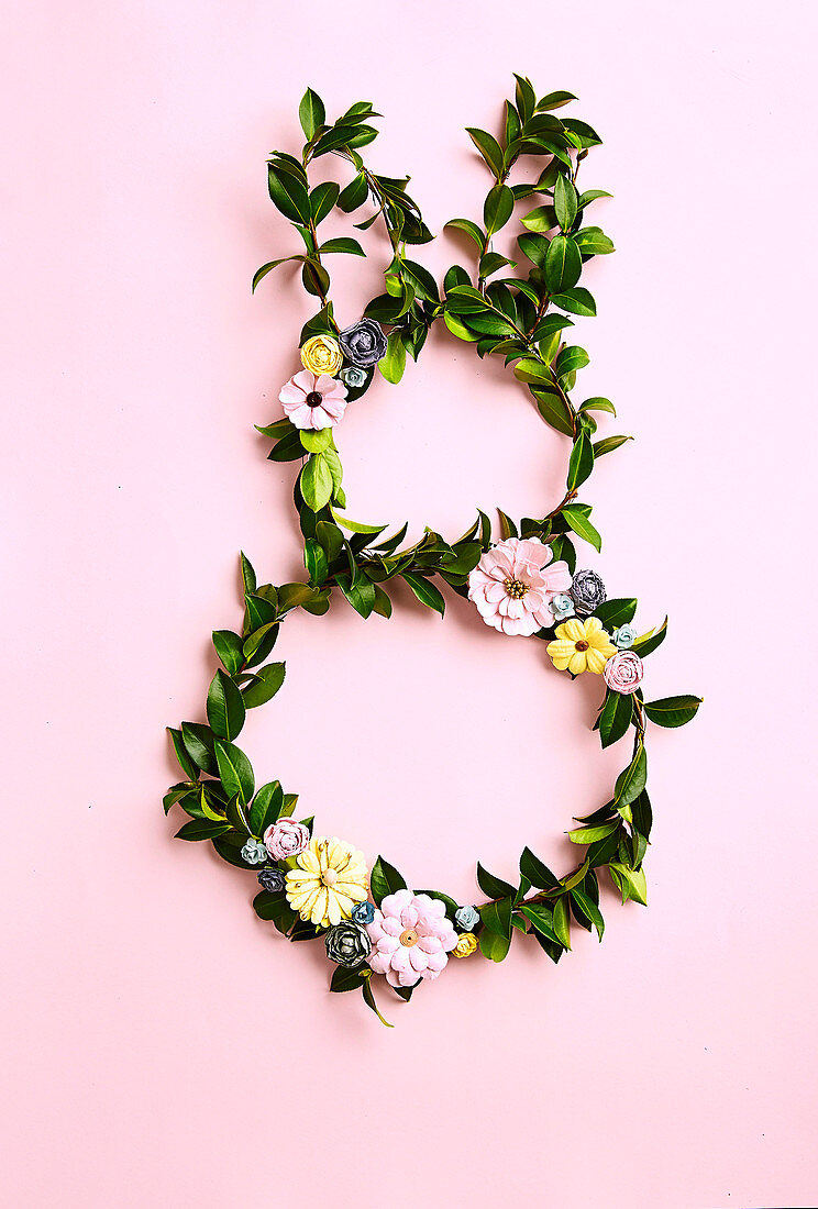 DIY-Kränze aus Blätterzweigen mit Papierblüten in Hasenform