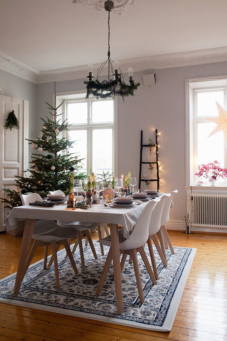 Weihnachtlich dekoriertes Esszimmer mit gedecktem Tisch