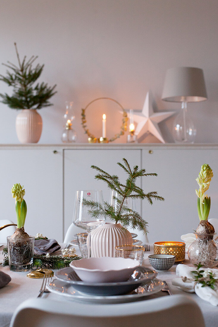 Weihnachtlich dekorierter Tisch in Grautönen