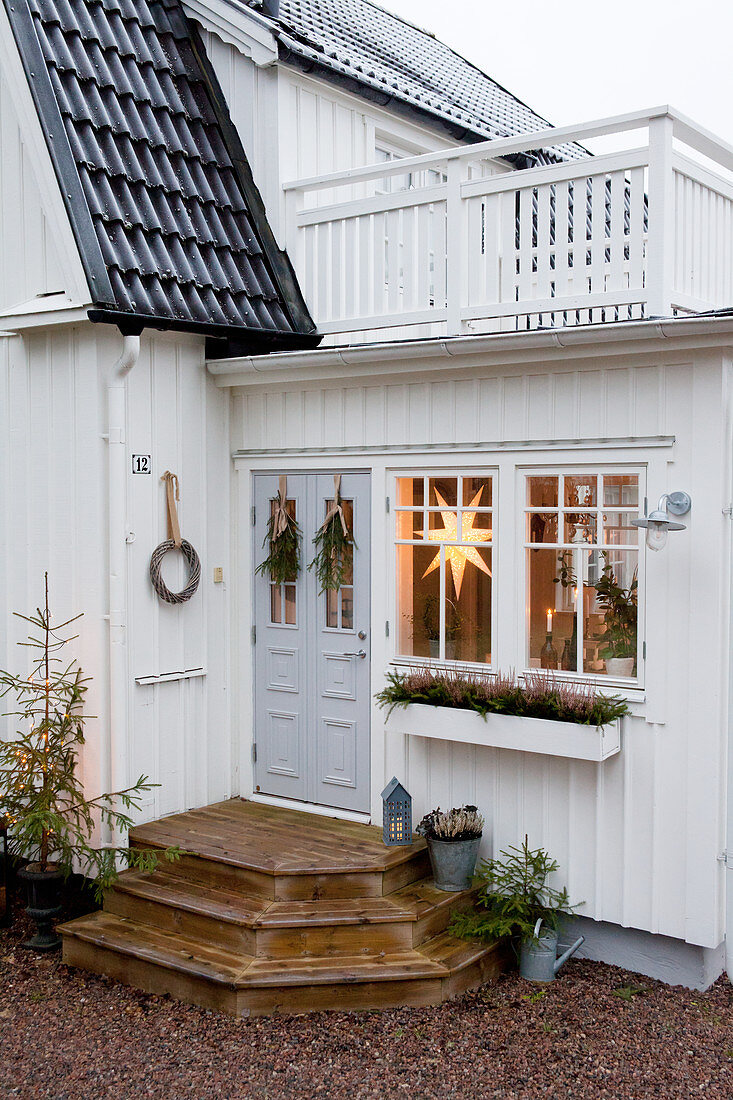 Schwedenhaus im Weiß, mit weihnachtlich dekoriertem Eingangsbereich
