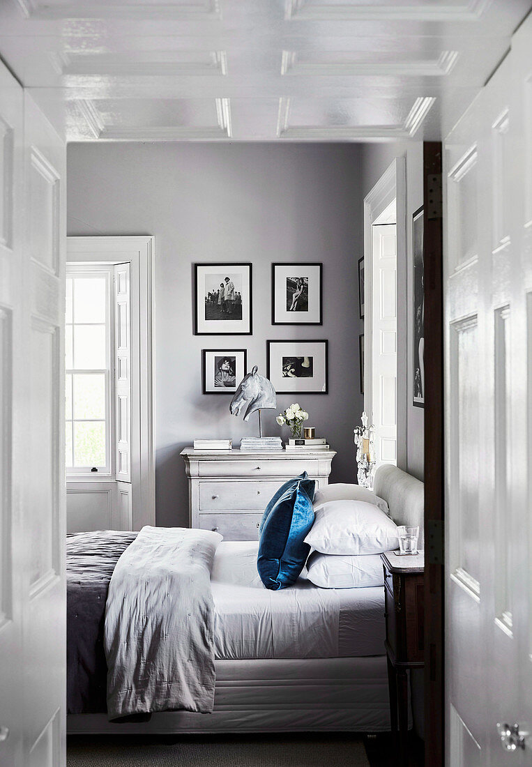 Vertäfelter Durchgang zum eleganten Schlafzimmer in Grau