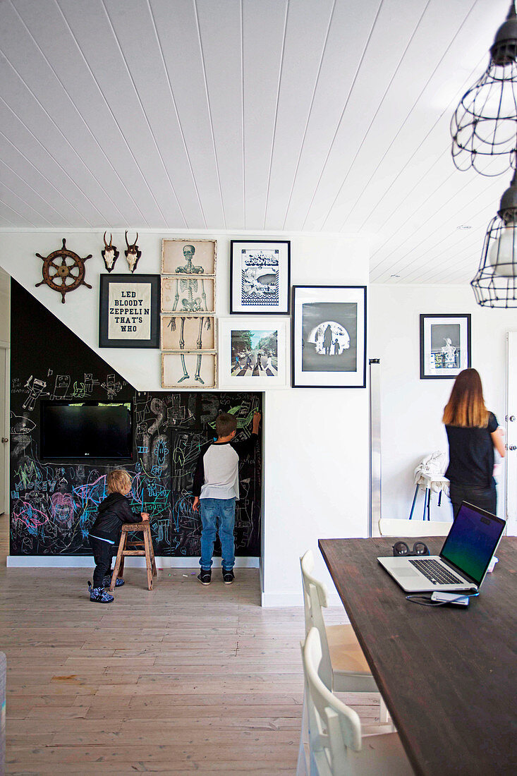 Offener Wohnraum, Kinder zeichnen an Wand mit Tafellack