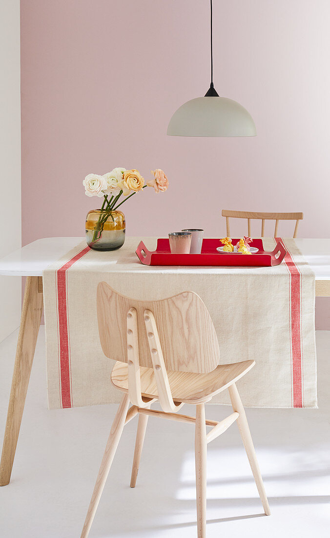 Naturfarbener Leinen-Tischläufer mit roter Bordüre auf Esstisch