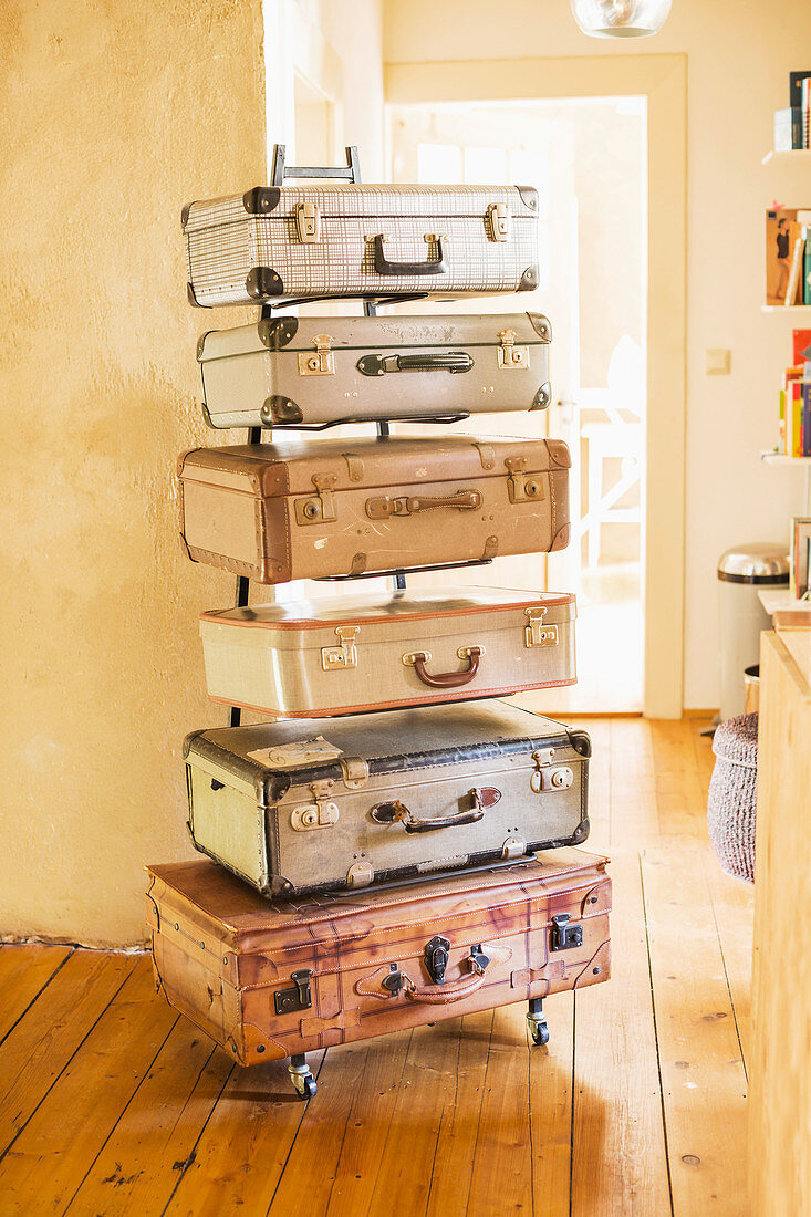 DIY-Aufbewahrungsschrank aus Vintage Koffern und Metallgestell