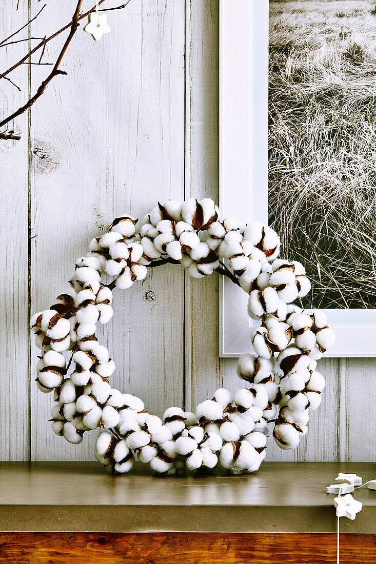 Wreath of cotton capsules on a side table