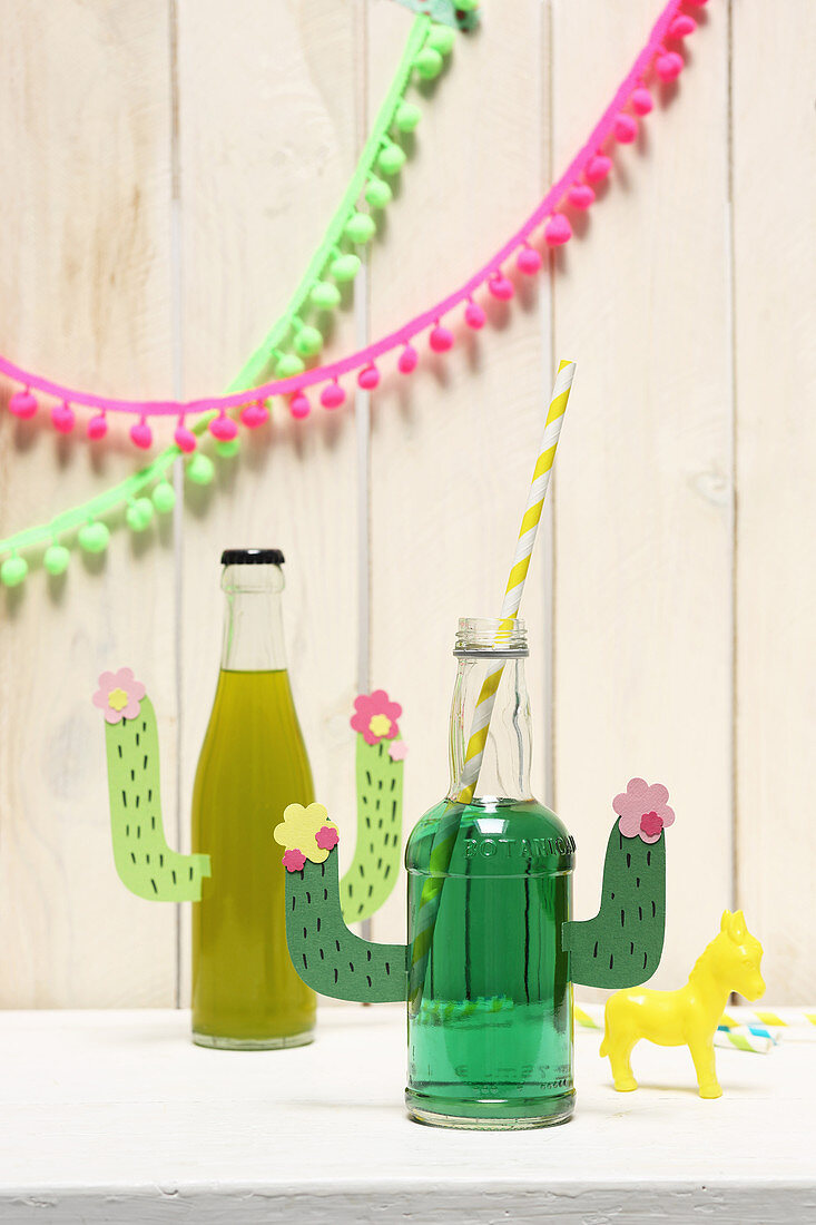DIY-Partydeko: Limonadenflaschen mit Kaktusarmen