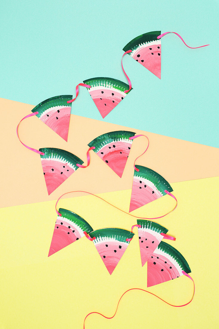 DIY-Wimpelkette aus Papptellern mit Melonenmotiv