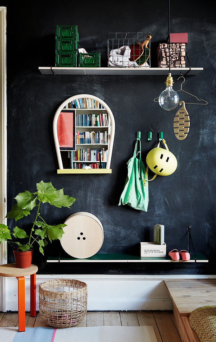 DIY-Garderobe aus Regalbrettern an schwarzer Wand