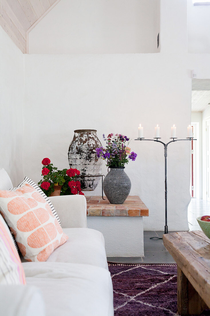 Masonry ledge in Mediterranean living room