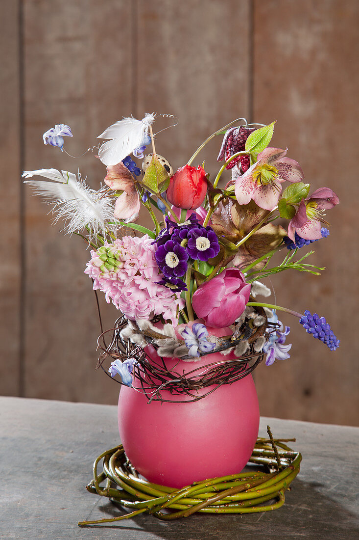 Pinke Vase aus Wachs mit Frühlingsblumen