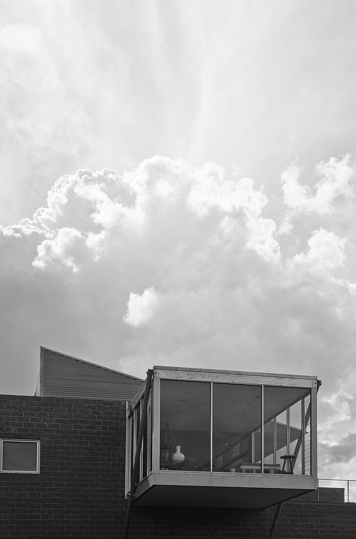Modernes Architektenhaus mit Auskragung vor Wolkenhimmel