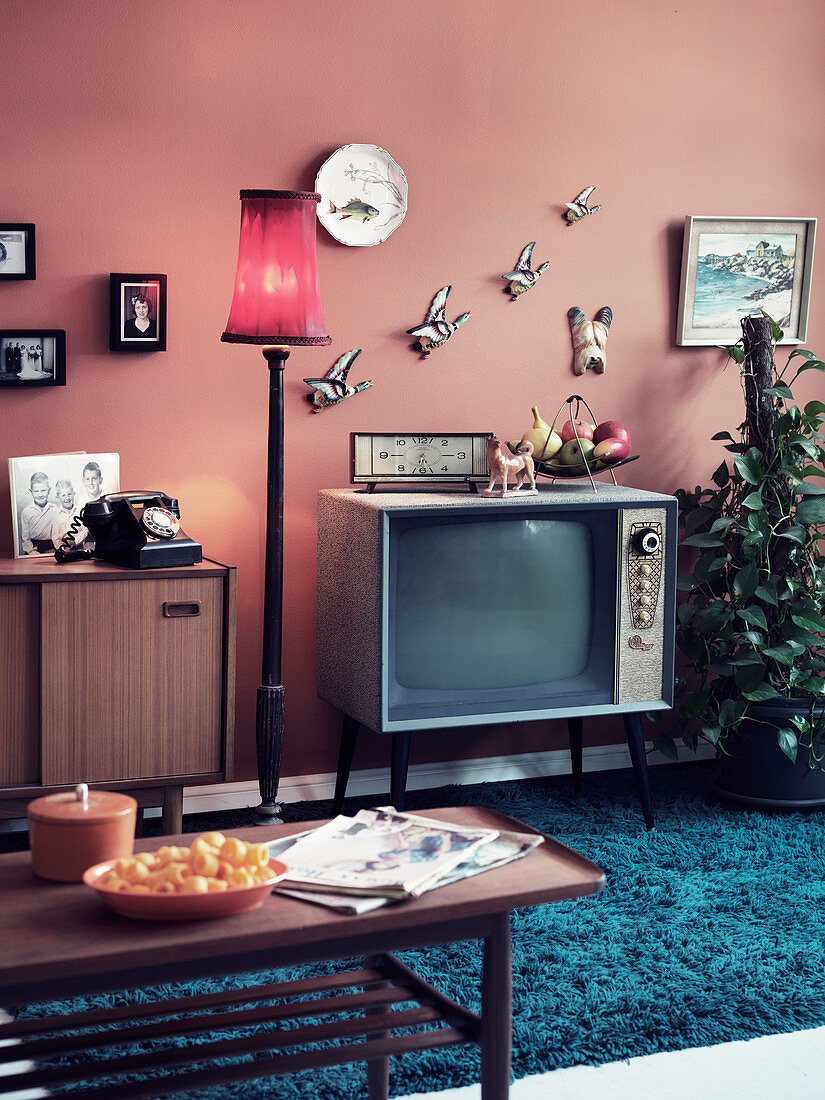 Fünfziger Jahre Wohnzimmer mit Fernsehgerät und Couchtisch