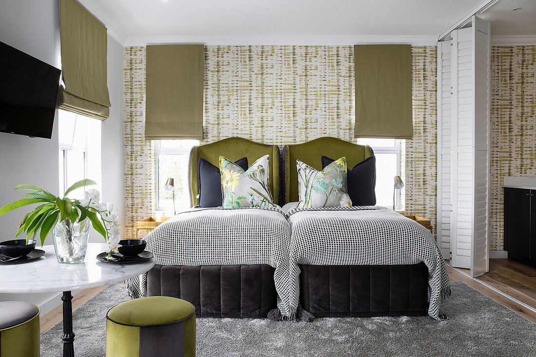 Olivgrüne Akzente in elegantem Schlafzimmer
