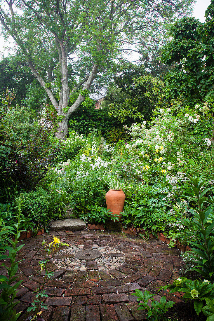 Runder Platz im Garten mit kreisförmig ausgelegten Backsteinen