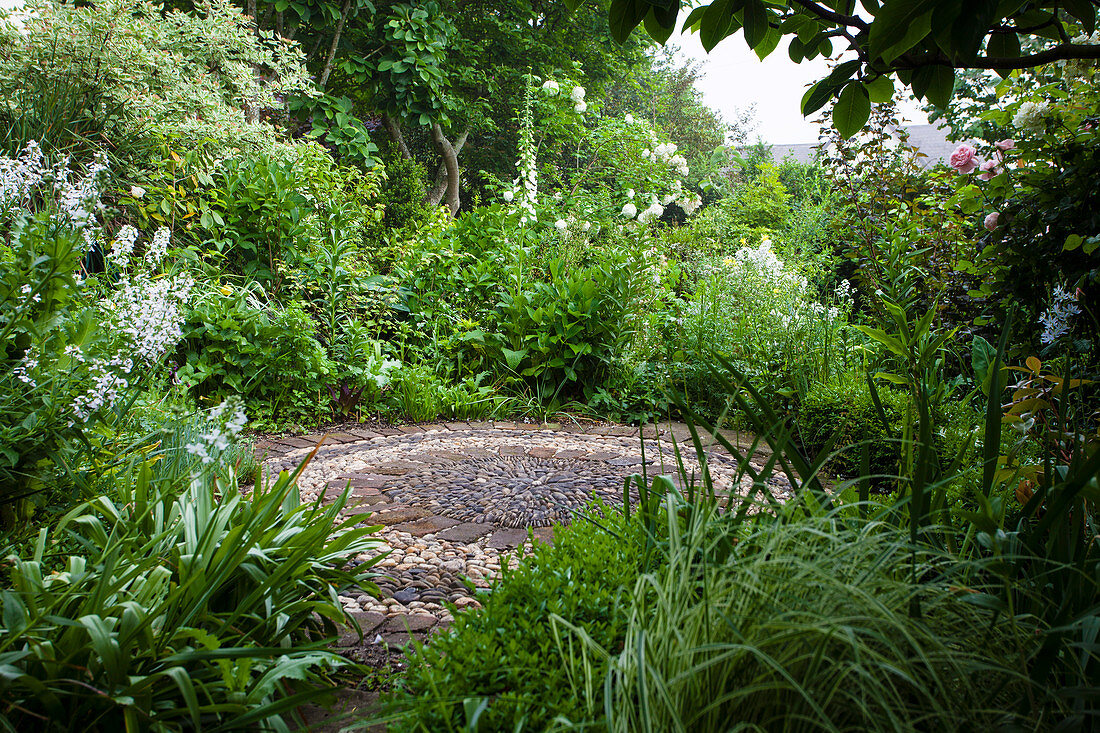 Runder Platz im Garten mit kreisförmig ausgelegten Kieseln