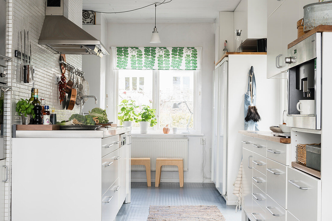 Weiße Schränke in Küche mit Fenster