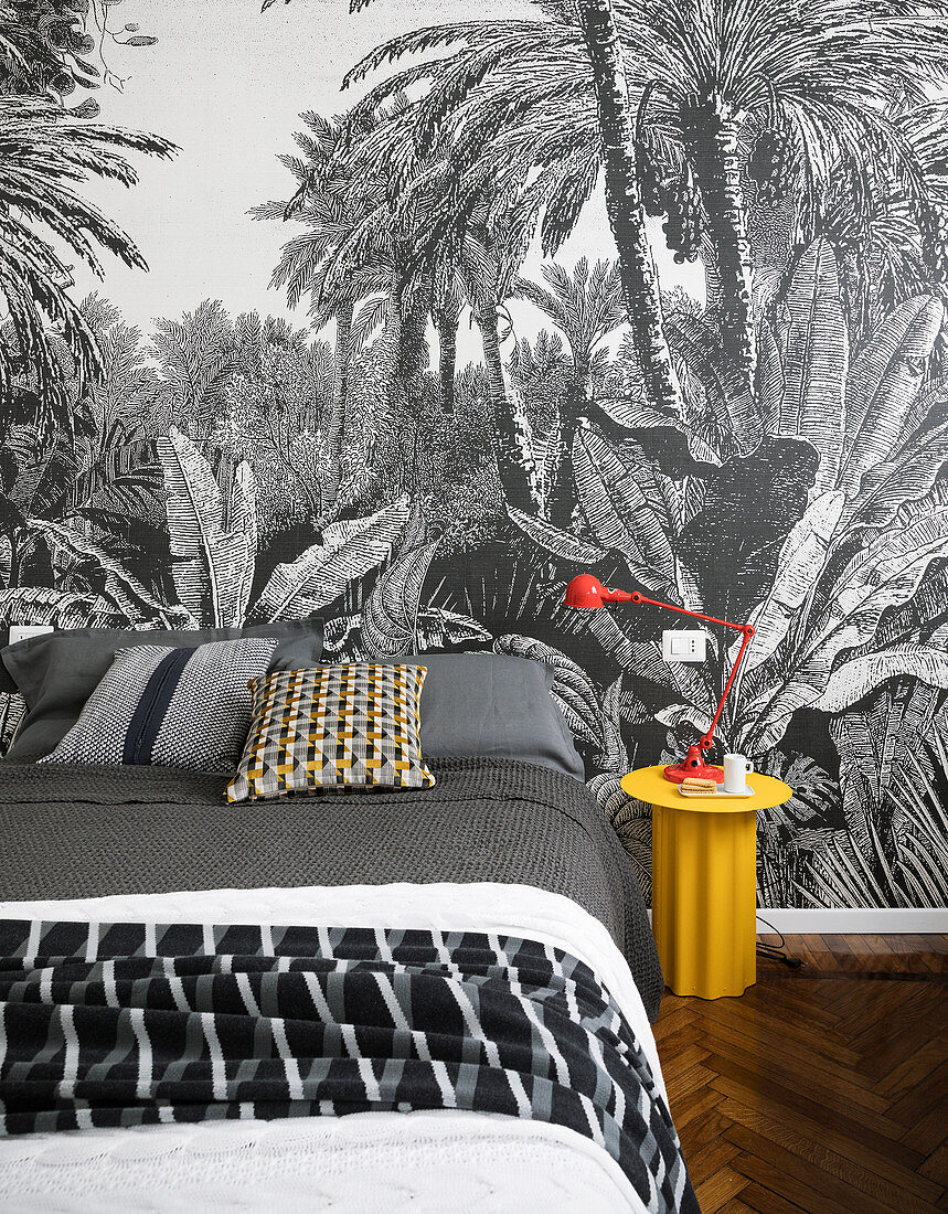 Tapete mit Dschungelmotiv im Schlafzimmer in Schwarz-Weiß