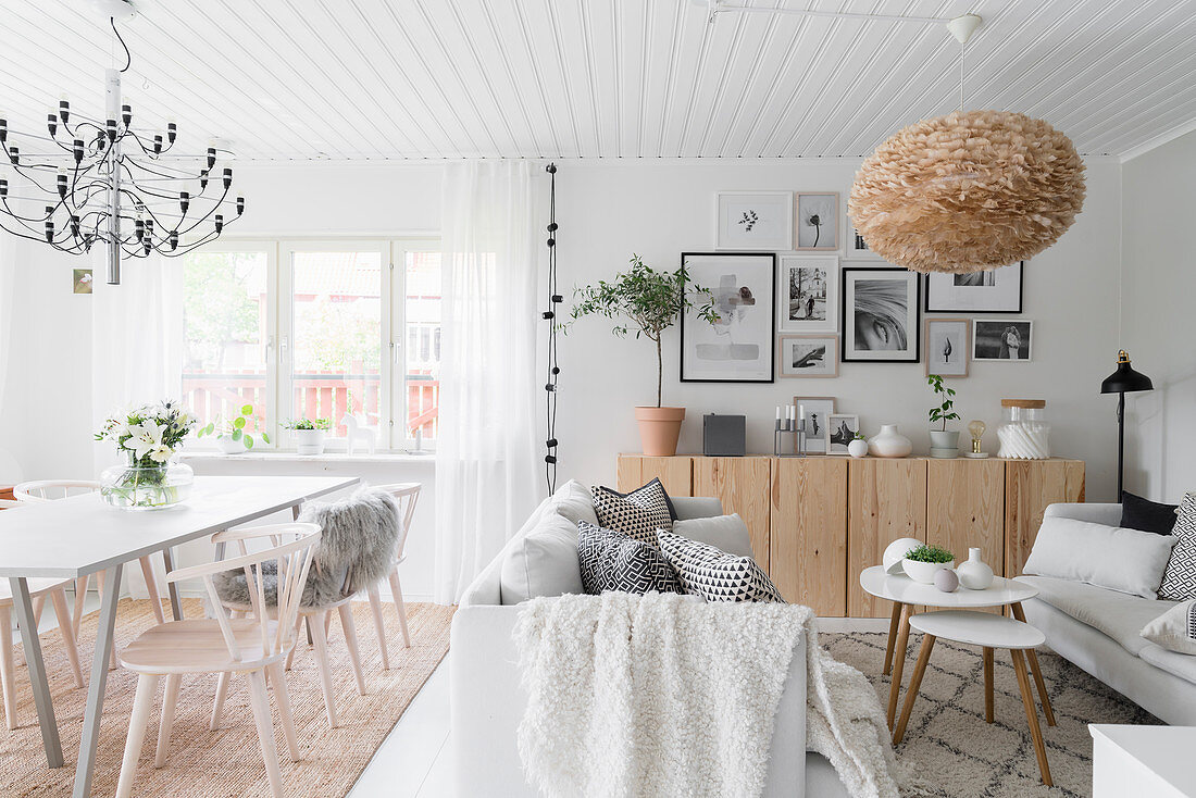 Wohn- und Esszimmer im Skandinavischen Stil in Naturtönen