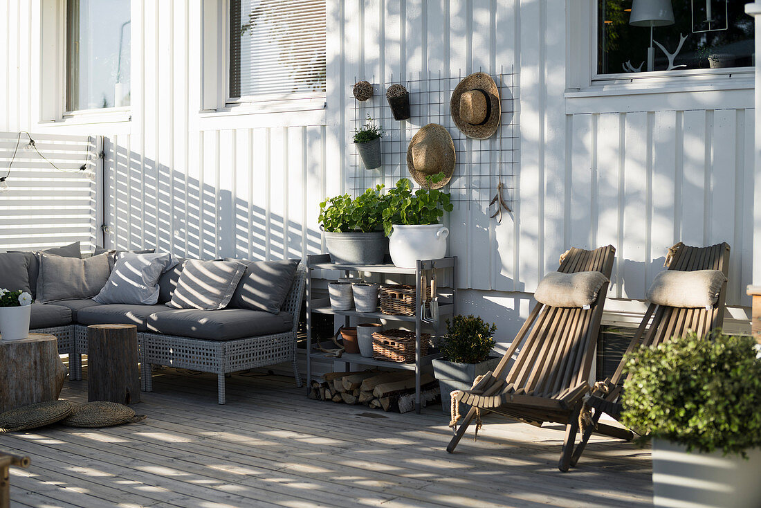 Terrasse mit bequemen Sitzmöbeln