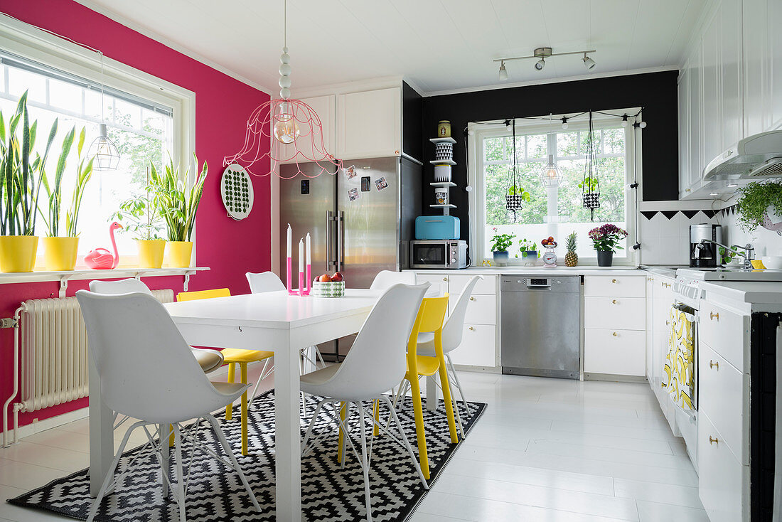 Moderne Wohnküche mit bunten Akzenten in Pink und Gelb