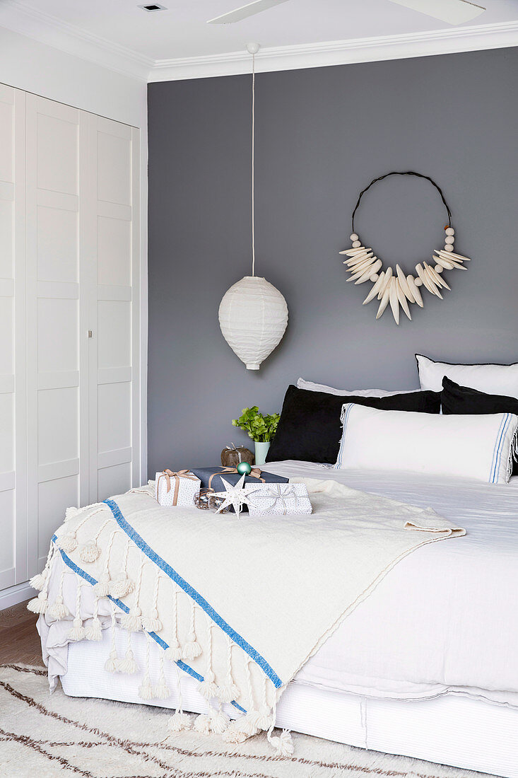 Schlafzimmer mit Einbauschrank und grauer Wand