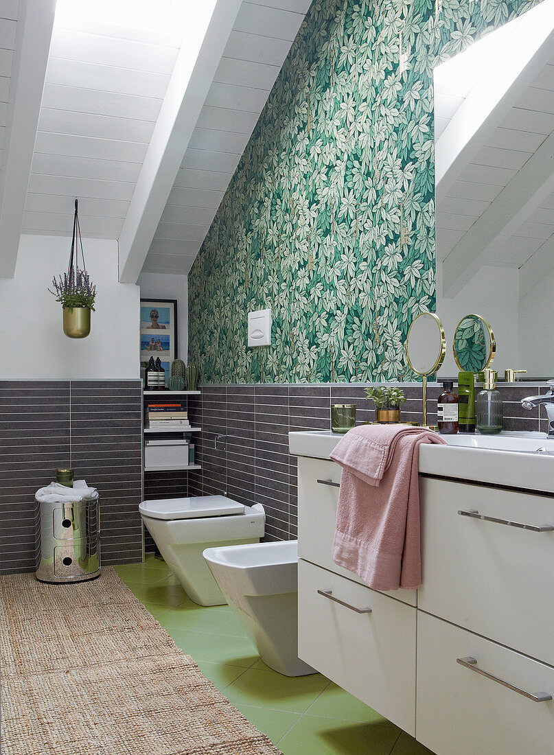 Badezimmer mit weißer Waschtisch und grüner Tapete im Dachgeschoß