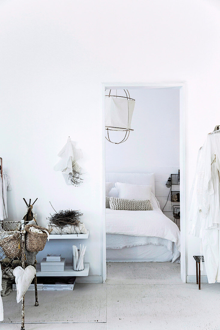 Wohnraum und Schlafzimmer in Weiß mit Vintage-Dekoration