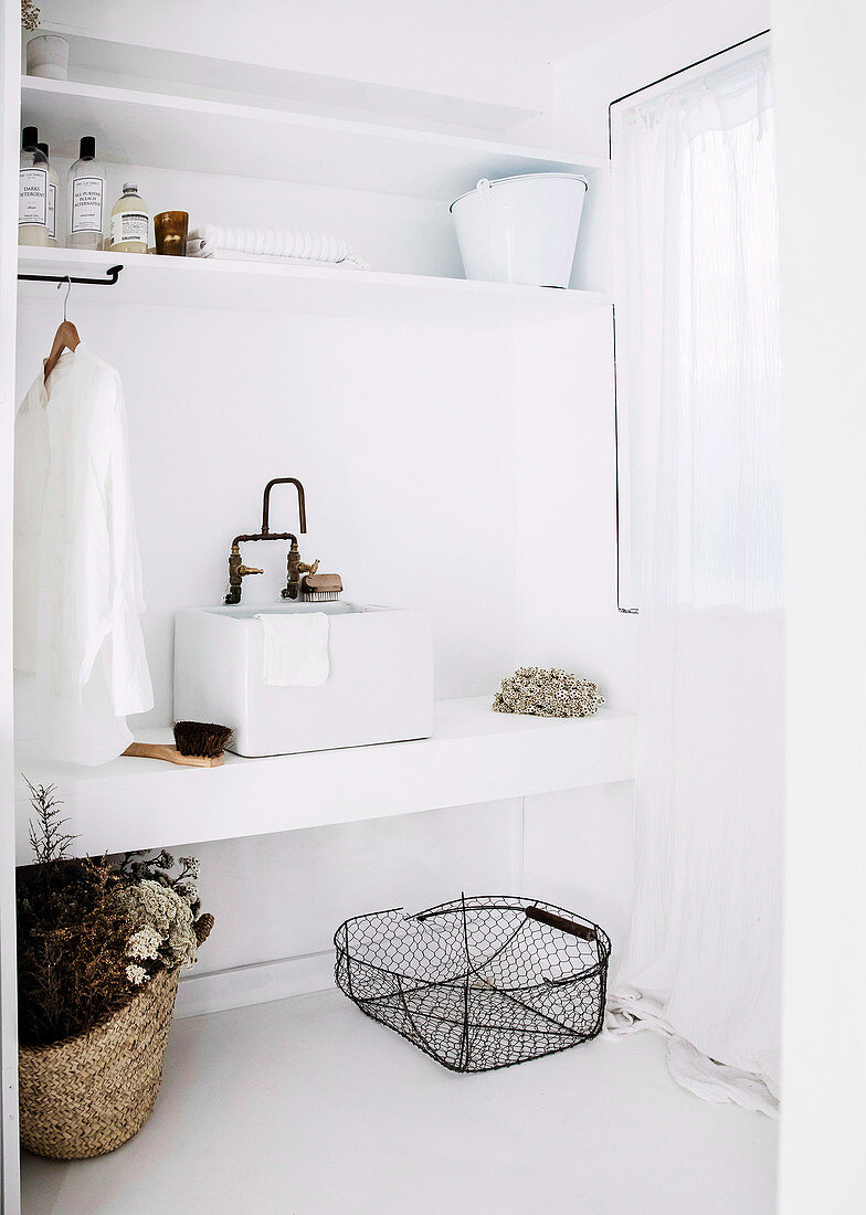 Weißes Badezimmer mit Waschtisch im Vintage-Stil
