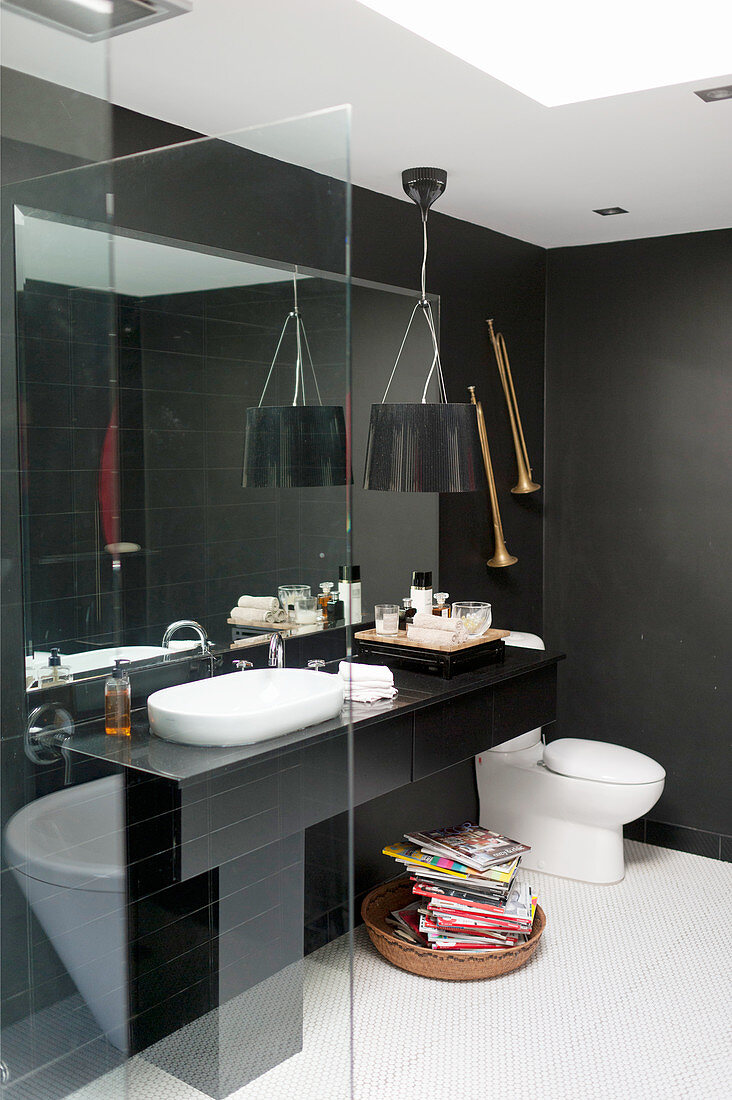 Schwarz-weißes Badezimmer mit Waschtisch … – Bild kaufen – 12556681