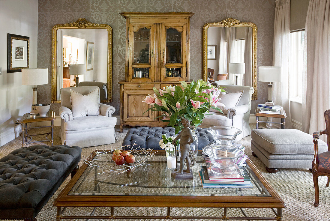 Klassisches Wohnzimmer mit großen Spiegeln und antikem Schrank