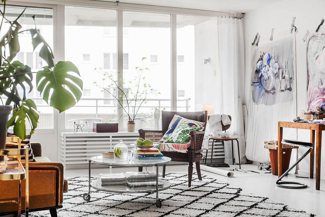 Künstlerisches Wohnzimmer mit Möbelmix und Fensterfront