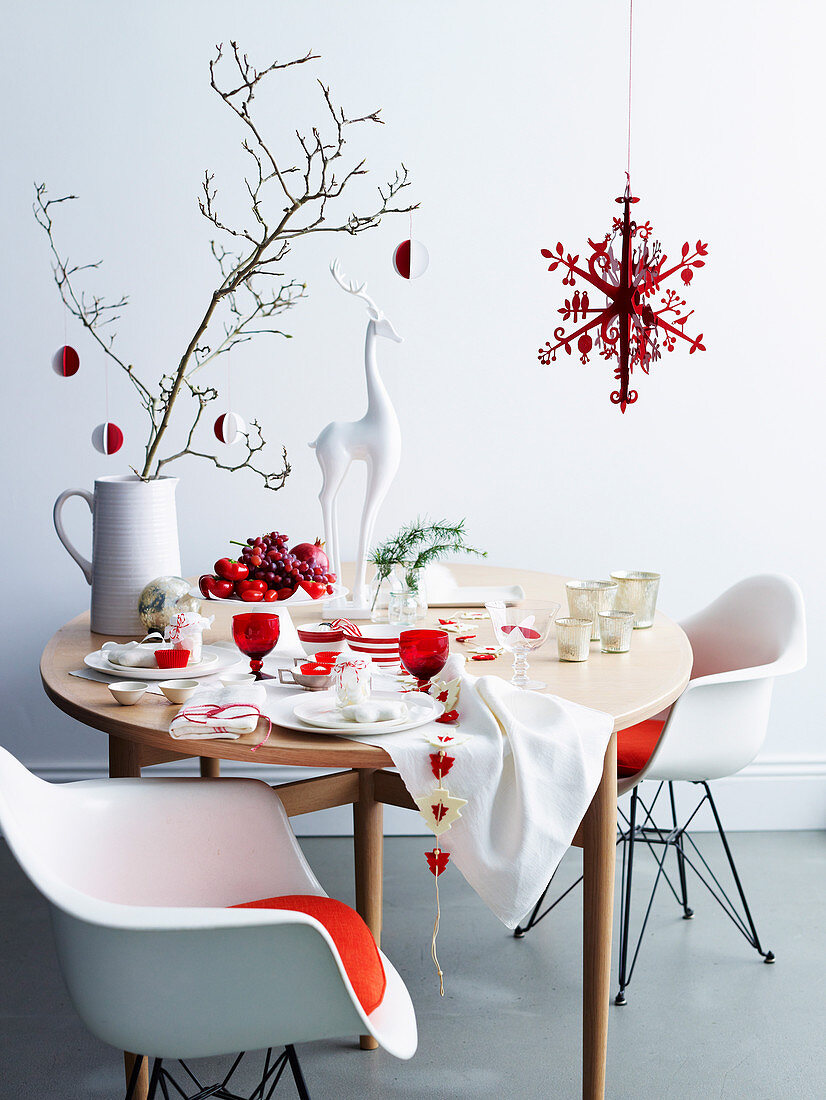 Weihnachtlich gedeckter Tisch in Weiß und Rot