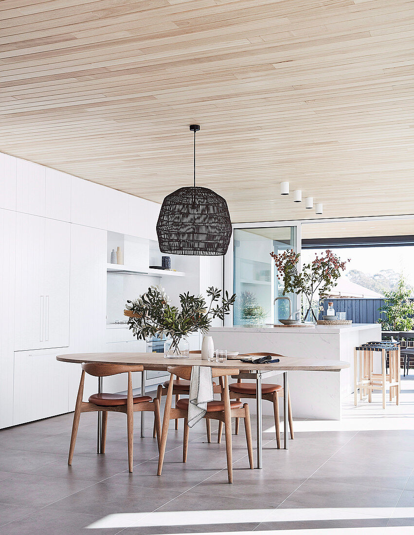 Esstisch im modernen Wohnraum mit offener Küche