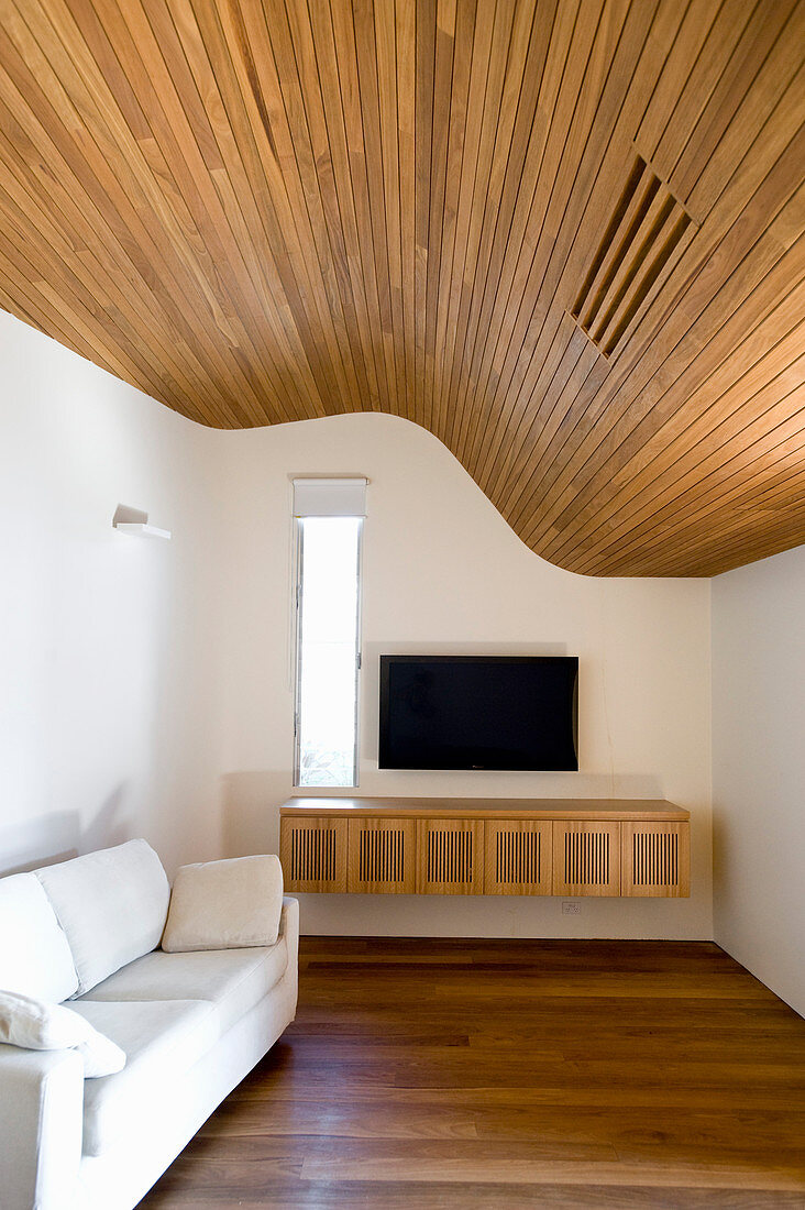 Wellenförmige Decke mit Holzverkleidung im Wohnzimmer