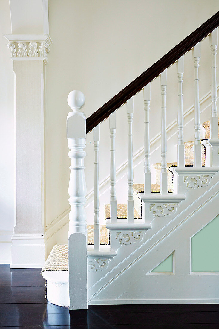 Kunstvoll verschnörkeltes Geländer einer klassischen Treppe