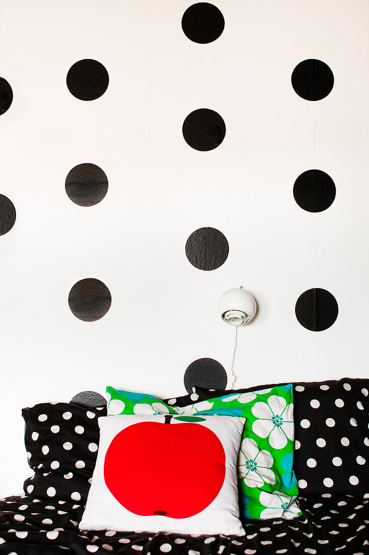 DIY-Wandtattoo: schwarze Punkte an weißer Wand über Sofa