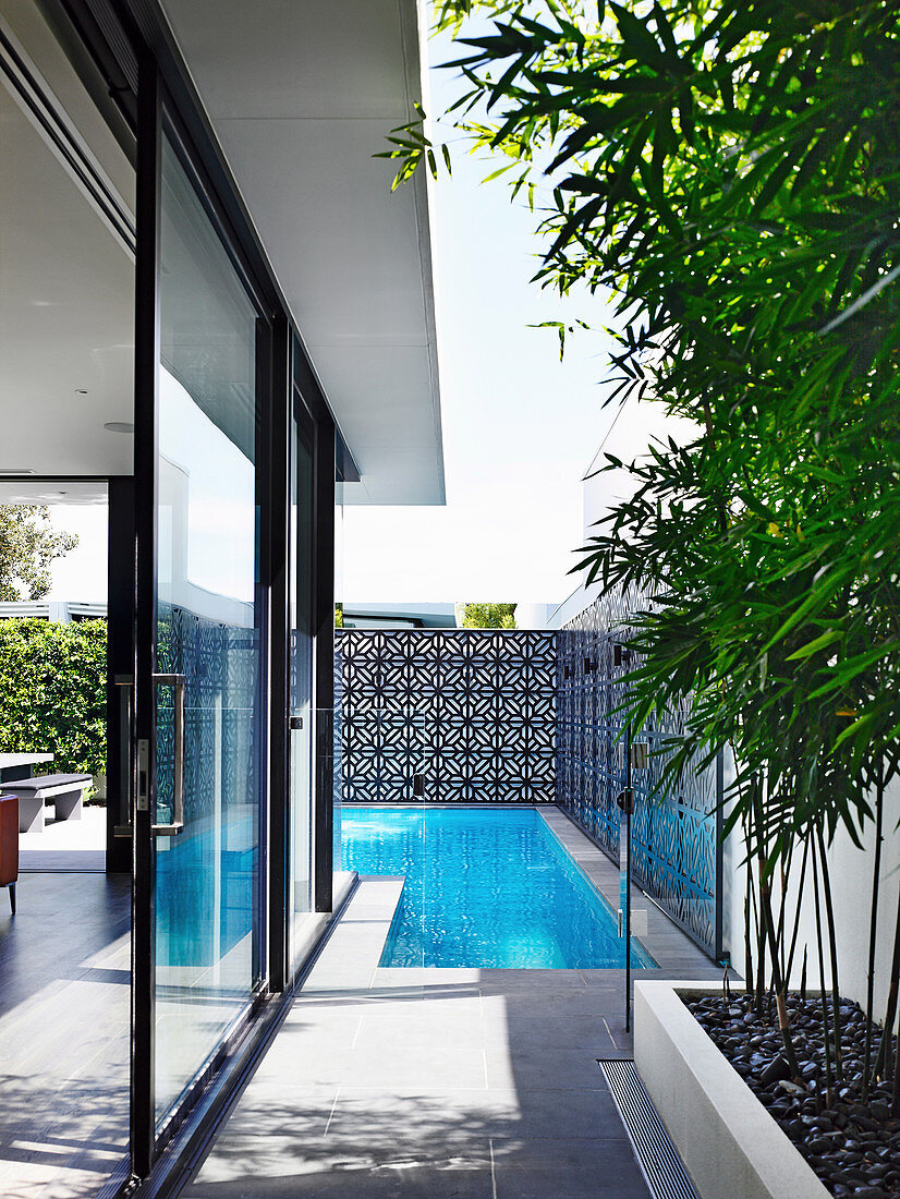 Swimmingpool über Eck im Garten eines modernen Hauses