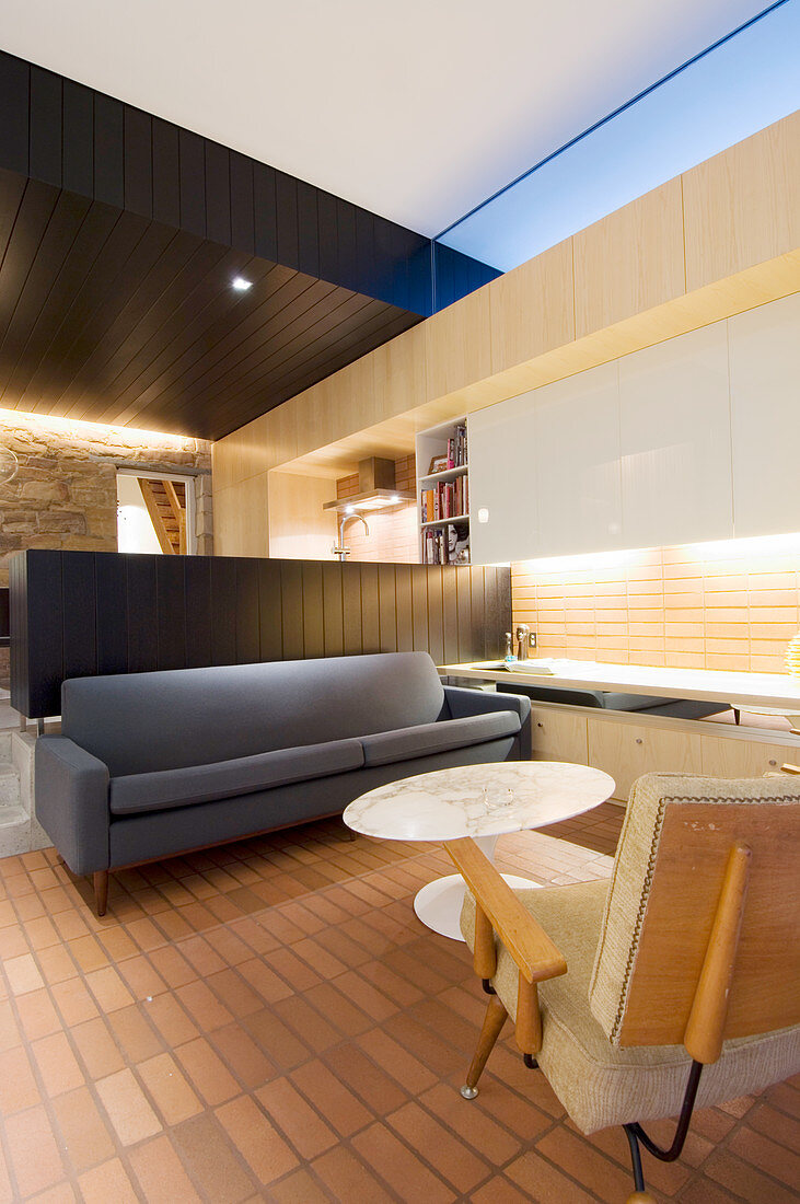 Designermöbel im Wohnraum mit offener Küche