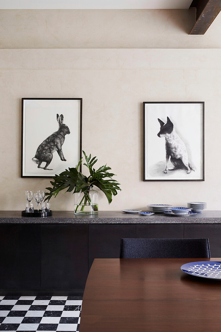 Zwei Tierbilder über dem Sideboard im Esszimmer