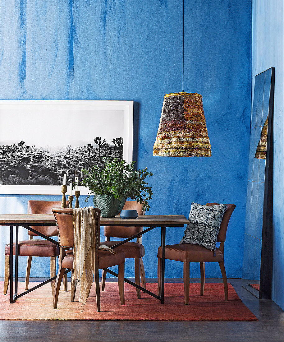 Esstisch mit Lederstühlen im Zimmer mit blauen Wänden