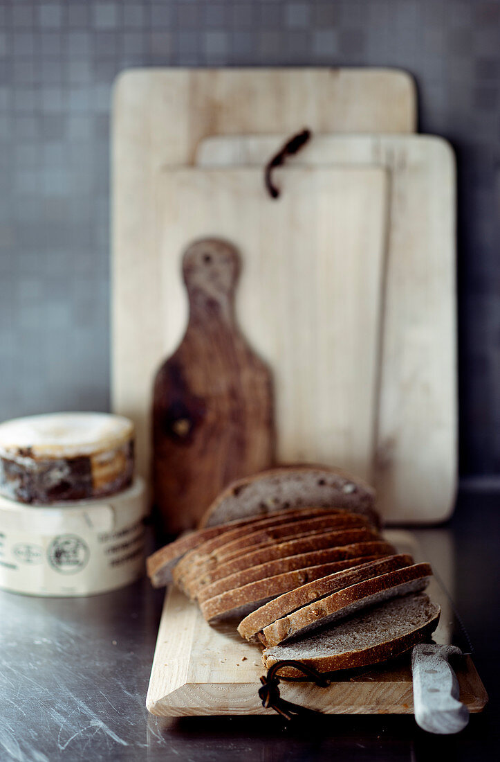 Aufgeschnittenes Brot auf rustikalem Holzbrett