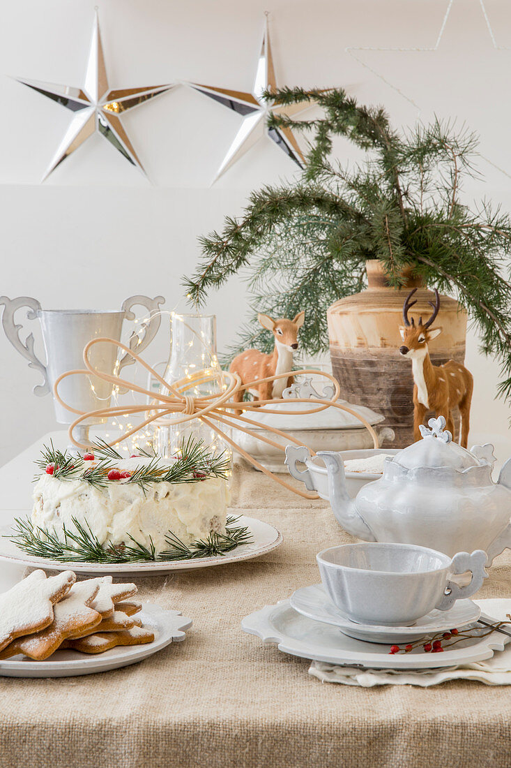 Torte auf weihnachtlich gedecktem Tisch in Naturtönen
