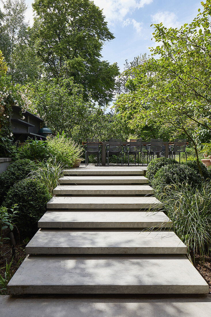 Moderne Treppe zur Terrasse im Garten … – Bild kaufen – 12574963