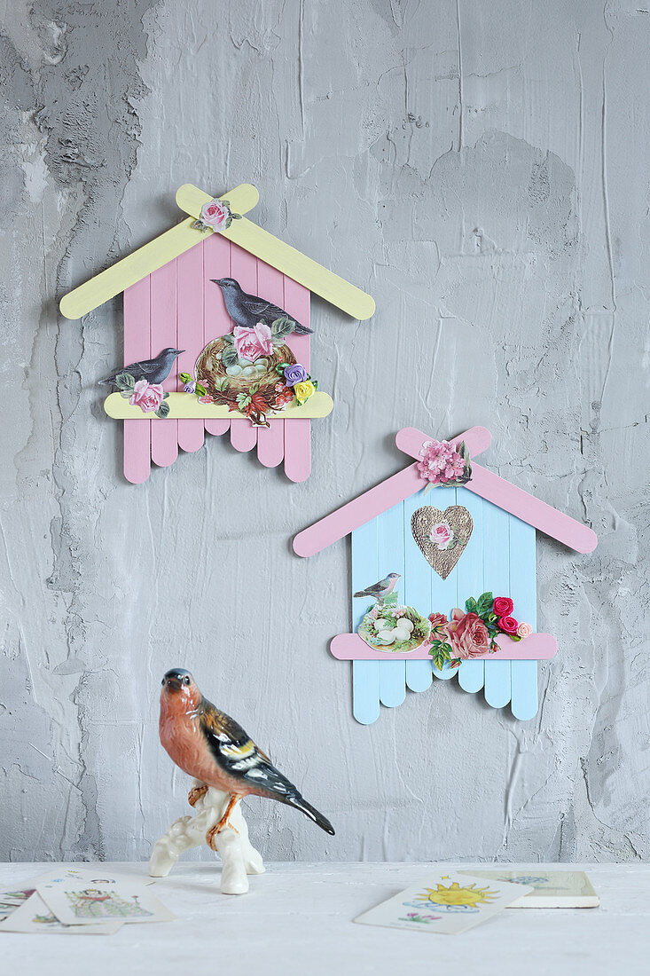 Vogelhäuser aus bemalten Holzspateln mit Poesiebildchen