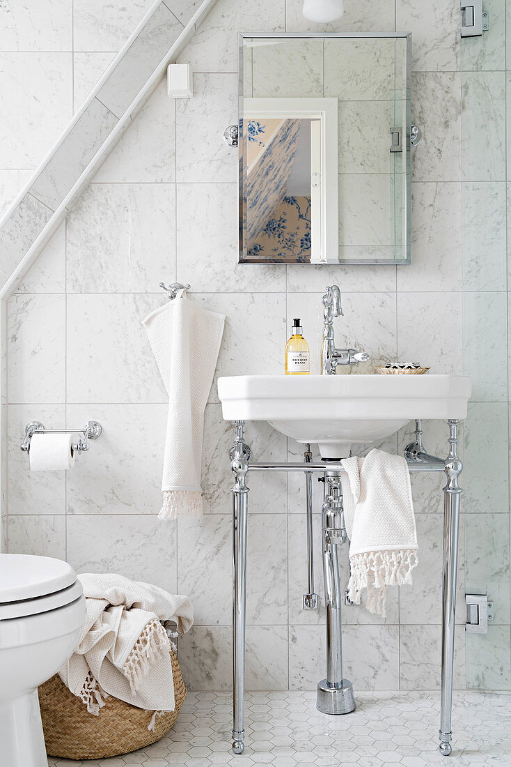 Standwaschbecken in hellem, mit Marmor ausgestattetem Badezimmer