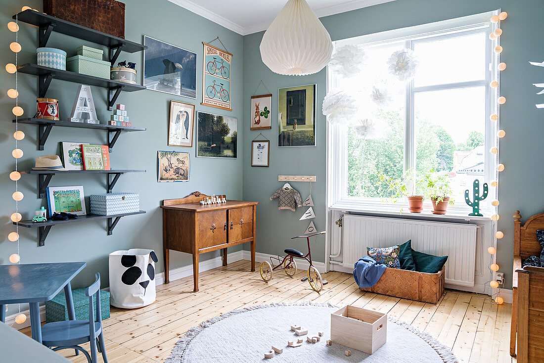 Graublaue Wände im Kinderzimmer mit Vintage-Deko