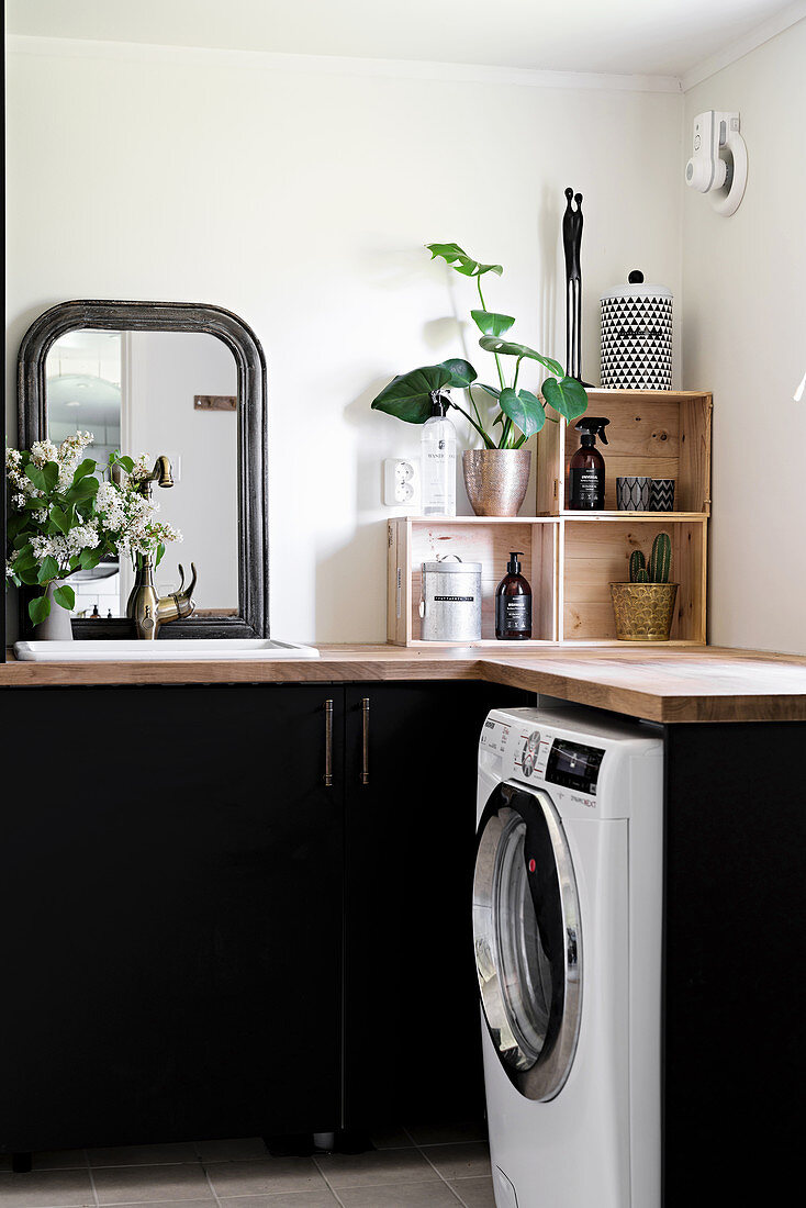 Waschküche mit schwarzen Fronten und Vintage-Deko